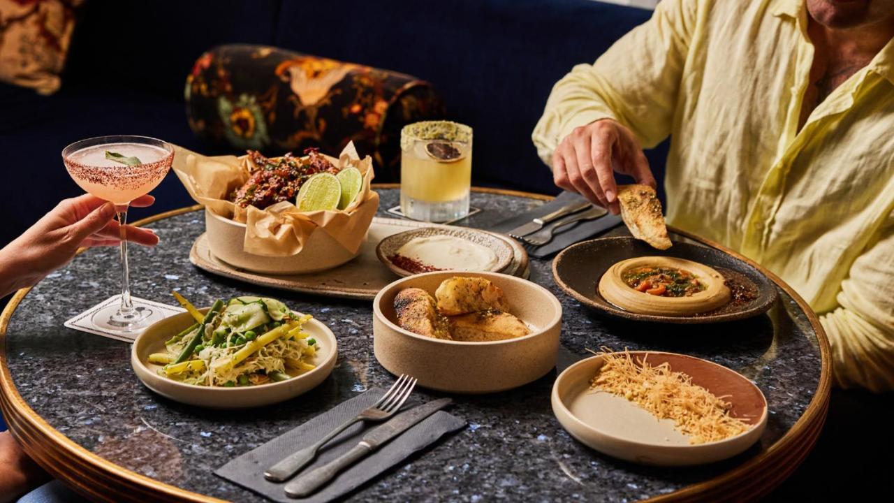 Ovolo The Valley Brisbane Exteriör bild A selection of dishes at the restaurant