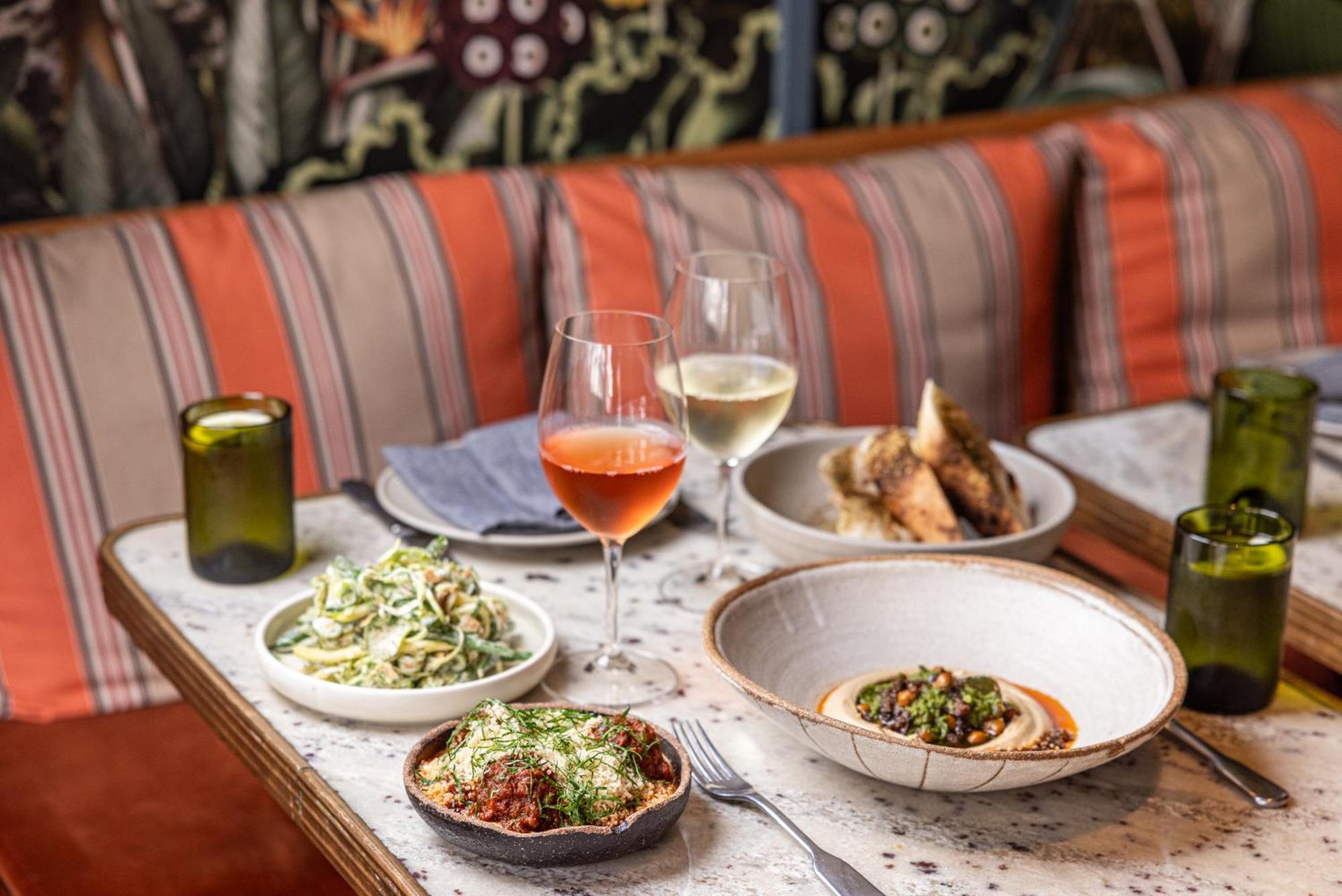 Ovolo The Valley Brisbane Exteriör bild Dishes at the restaurant